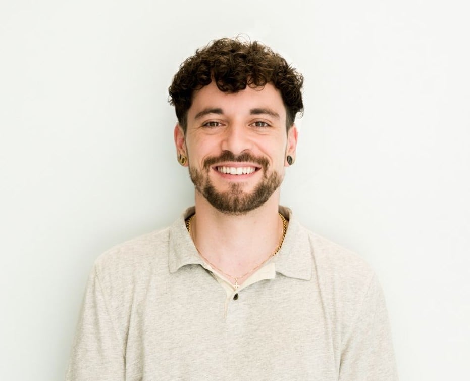 Daniel Peric lachend